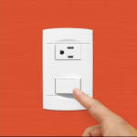 Placa Combinada con 1 Interruptor + 1 Contacto 15A 125V Blanco Plata Eagle - Image 2