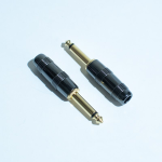 Par de Plugs de Audio Mono 1/4, Negro/Dorado, Metálico