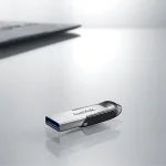 Memoria USB SanDisk Ultra Flair 3.0 de 64GB, Plateado - Image 3